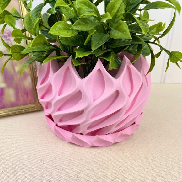 Modern Geometric Planter Pot, Twisted Planter Pot, Small Indoor Flower Pot - Picture 4 of 9